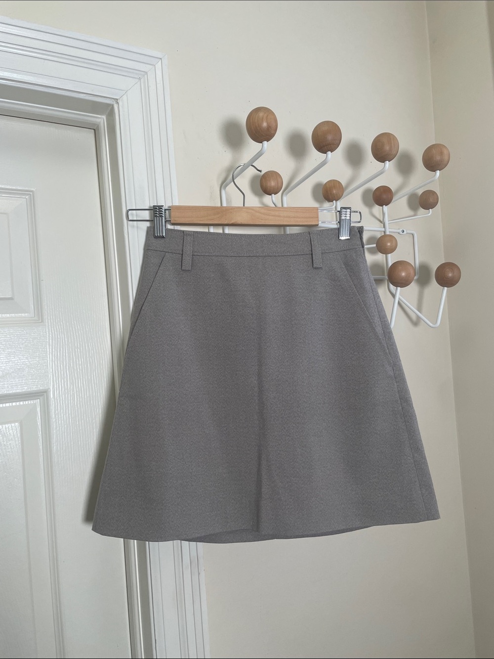 Club Monaco - Classic Mini Skirt w/ Belt Loops Cream 00